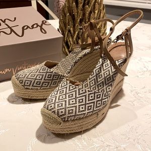 Crown vintage wedged heels